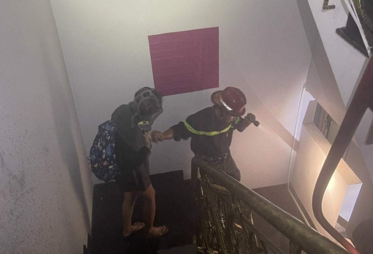 nhieu nguoi mac ket trong dam chay tai homestay o tp.hcm duoc giai cuu hinh anh 1