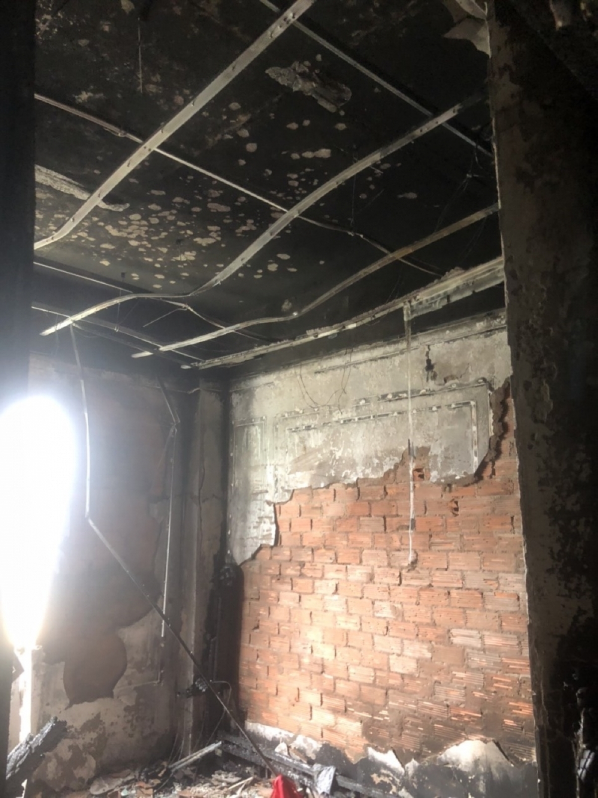 nhieu nguoi mac ket trong dam chay tai homestay o tp.hcm duoc giai cuu hinh anh 3