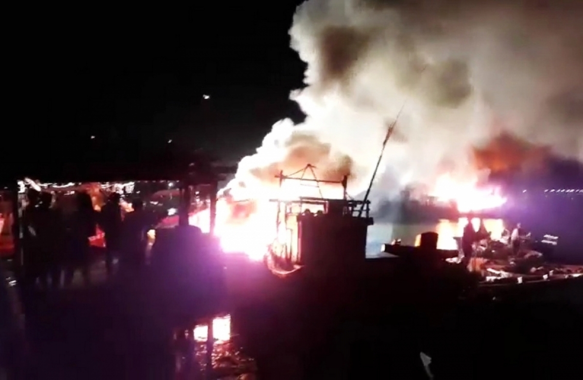 4 tau ca bi chay luc rang sang o quang binh hinh anh 2