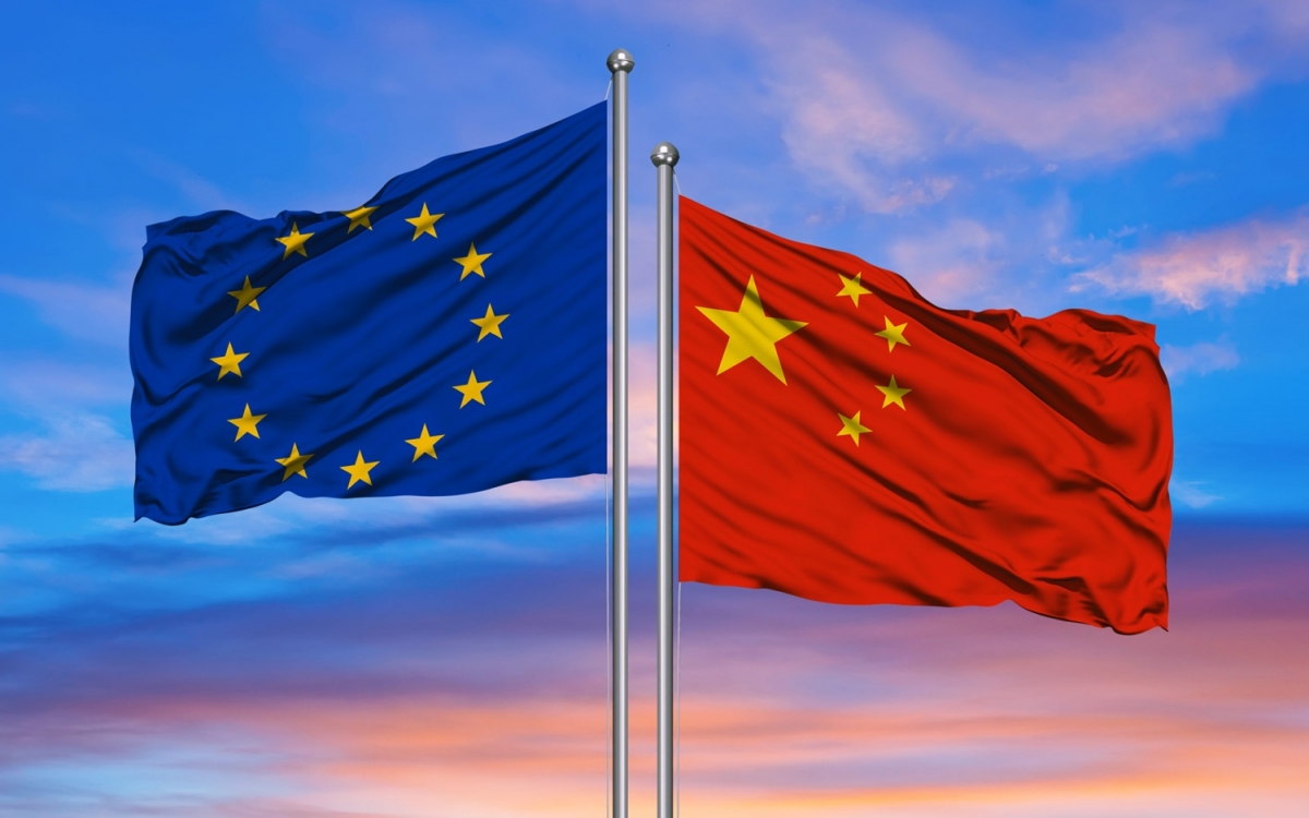 Cờ EU và Trung Quốc. Ảnh: EIU.