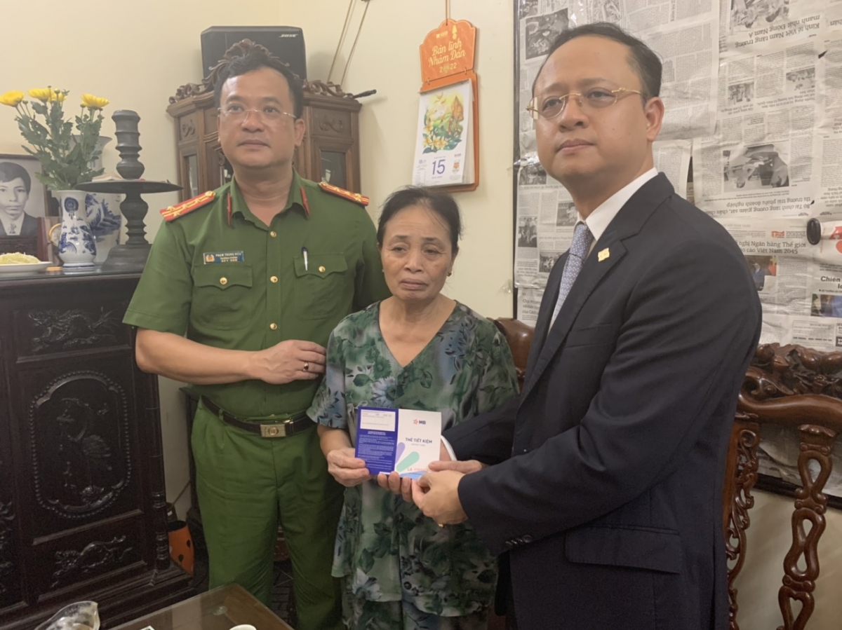 trao tang so tiet kiem cho gia dinh 3 liet sy canh sat pccc o ha noi hinh anh 2