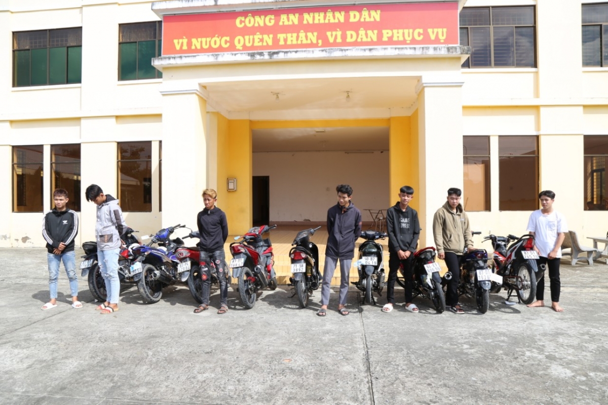 bỏ phanh sau, nhóm thanh niên rủ nhau đua tốc độ trên quốc lộ 1 hình ảnh 1 bo phanh sau, nhom thanh nien ru nhau dua toc do tren quoc lo 1 hinh anh 1