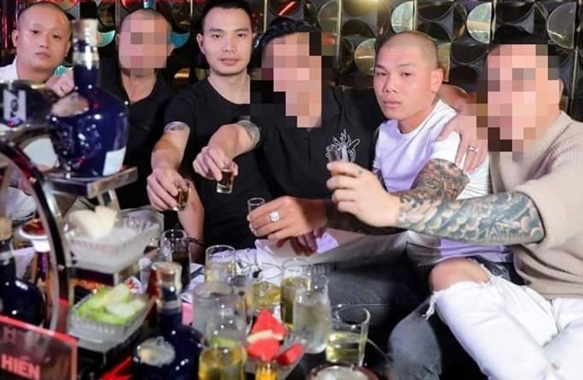nhom giang ho vao quan bar danh khach, gianh ban hinh anh 2