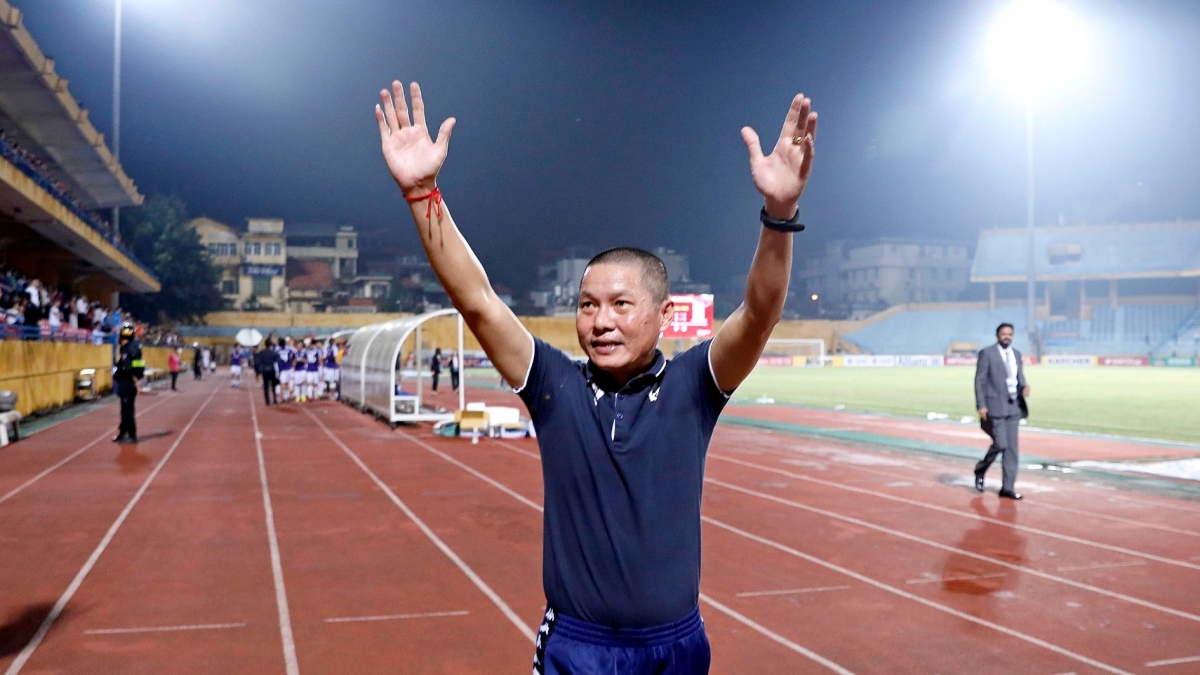 ha noi fc chuc mung hlv chu Dinh nghiem truoc tran hai phong - hagl hinh anh 1