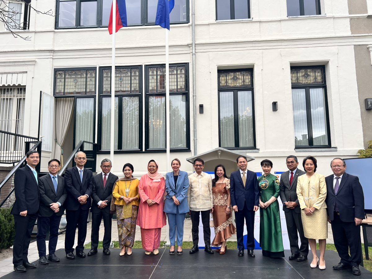 Đại sứ việt nam tham dự lễ thượng cờ kỷ niệm 55 năm thành lập asean tại hà lan hình ảnh 1 Dai su viet nam tham du le thuong co ky niem 55 nam thanh lap asean tai ha lan hinh anh 1