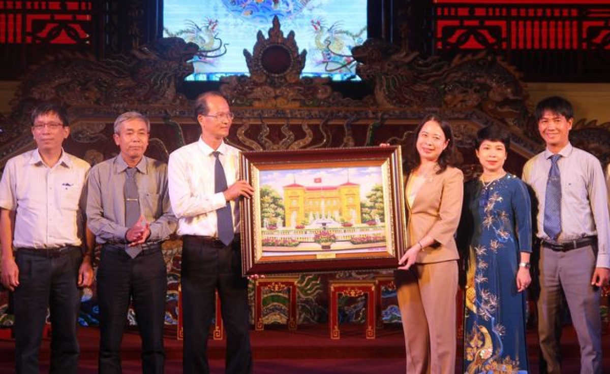 phó chủ tịch nước khảo sát công tác trùng tu bảo tồn di tích ở Đại nội huế hình ảnh 1 pho chu tich nuoc khao sat cong tac trung tu bao ton di tich o Dai noi hue hinh anh 1