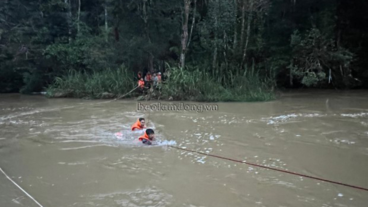 lâm Đồng giải cứu 10 thiếu niên mắc kẹt giữa rừng trong mưa lũ hình ảnh 1 lam Dong giai cuu 10 thieu nien mac ket giua rung trong mua lu hinh anh 1