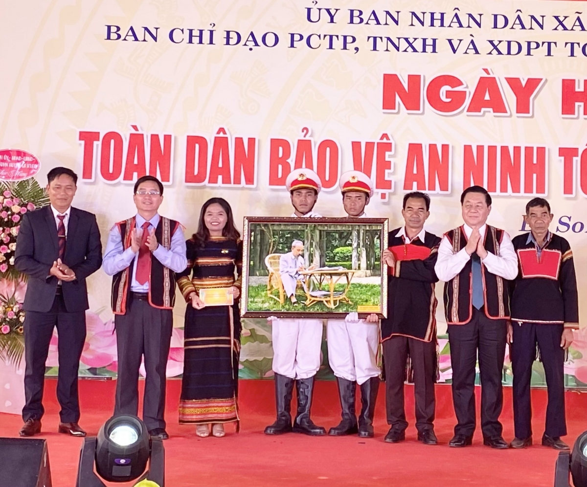 trưởng ban tuyên giáo trung ương dự ngày hội toàn dân bảo vệ tổ quốc hình ảnh 1 truong ban tuyen giao trung uong du ngay hoi toan dan bao ve to quoc hinh anh 1