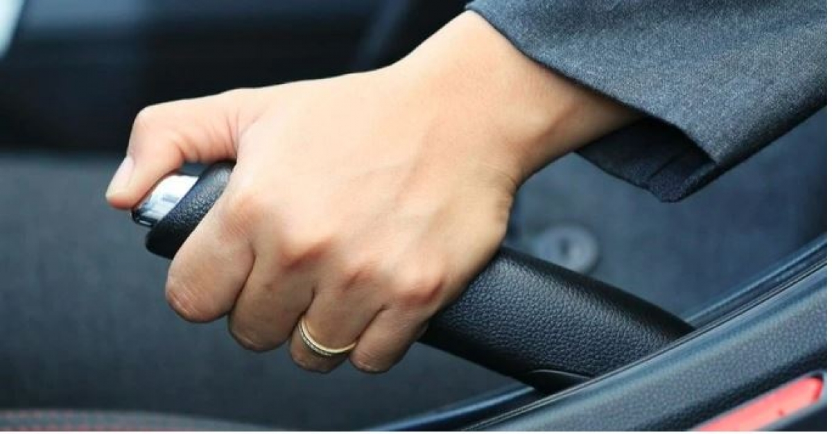 phanh tay trên ô tô có thực sự dễ trôi và tuột khi vô tình gạt trúng hình ảnh 1 phanh tay tren o to co thuc su de troi va tuot khi vo tinh gat trung hinh anh 1