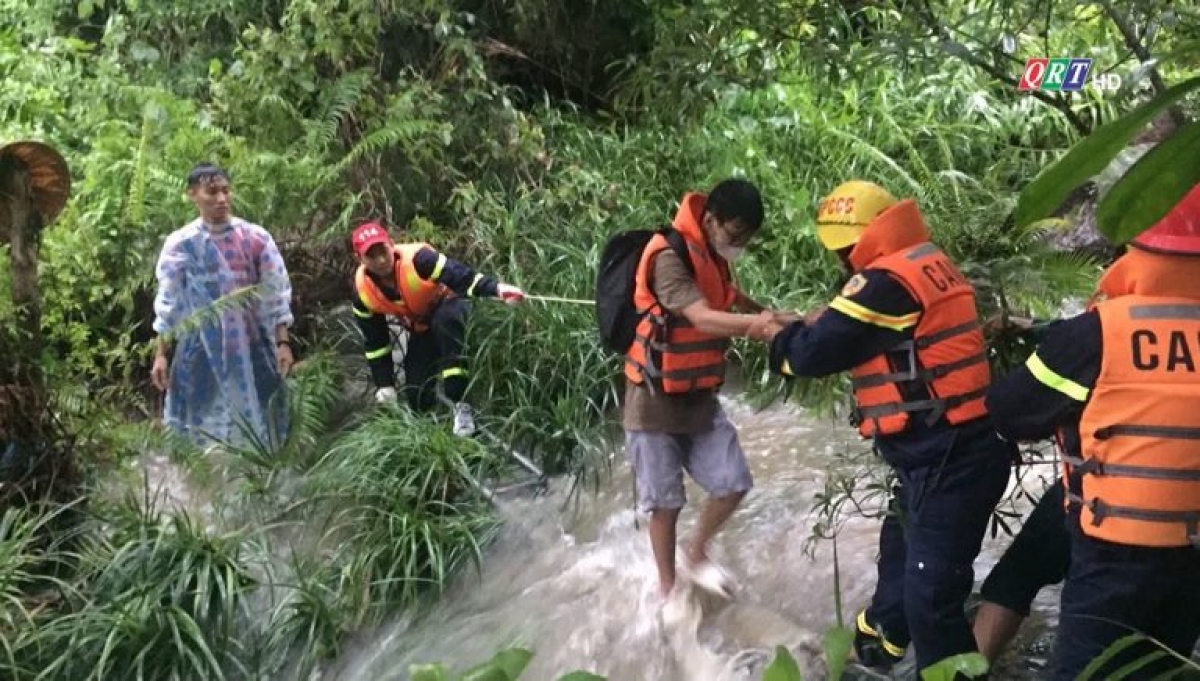 chủ tịch nước biểu dương cảnh sát giải cứu 23 học sinh mắc kẹt bên bờ suối hình ảnh 1 chu tich nuoc bieu duong canh sat giai cuu 23 hoc sinh mac ket ben bo suoi hinh anh 1