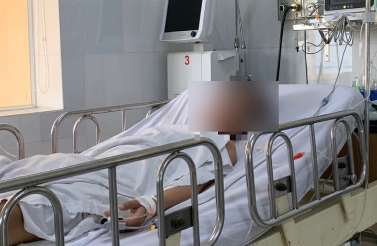 8 sinh vien o tp.hcm bi ngo doc ruou, 2 nguoi tu vong, 6 nguoi nhap vien hinh anh 1