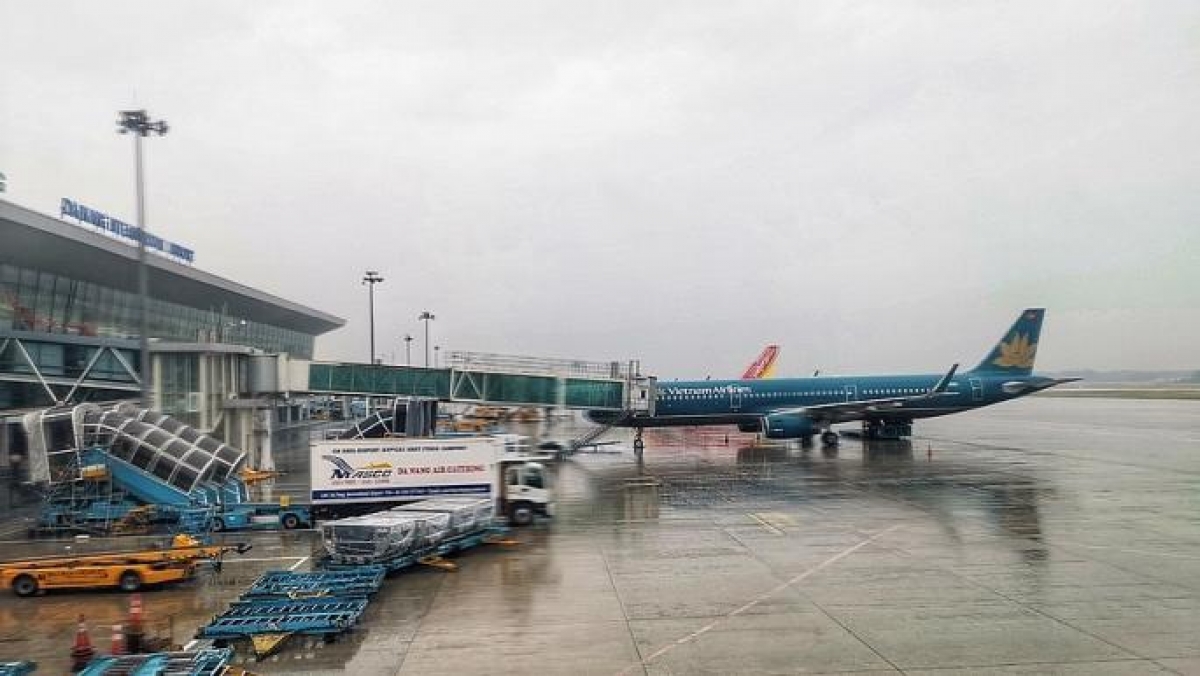 nhieu chuyen bay bi anh huong boi bao so 2 va ap thap nhiet doi hinh anh 1