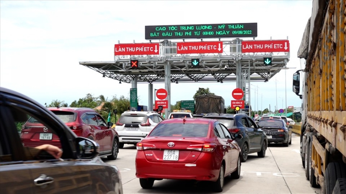 van con nhieu xe chua dan the etc di vao cao toc trung luong-my thuan hinh anh 2