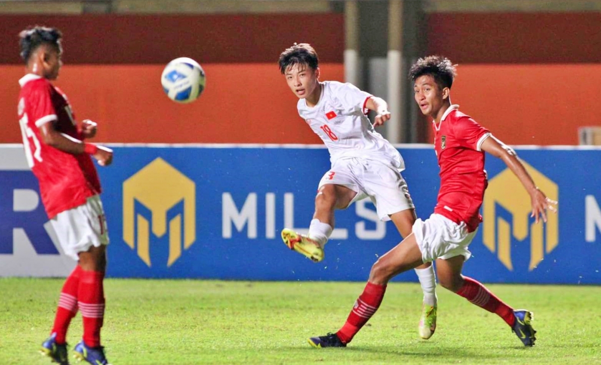 thuyền trưởng u16 việt nam tố trọng tài trợ giúp u16 indonesia hình ảnh 1 thuyen truong u16 viet nam to trong tai tro giup u16 indonesia hinh anh 1