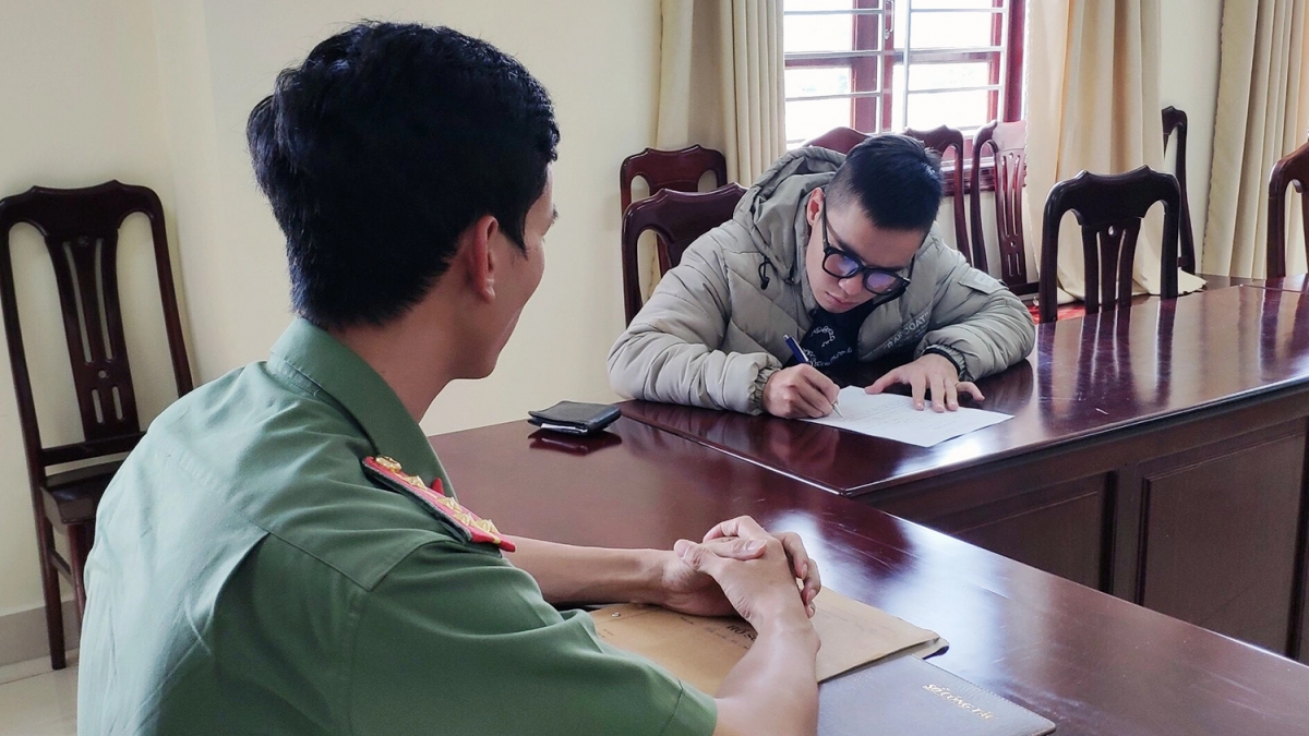 thanh nien dang tiktok xuc pham nguoi mien trung bi cong an trieu tap hinh anh 2