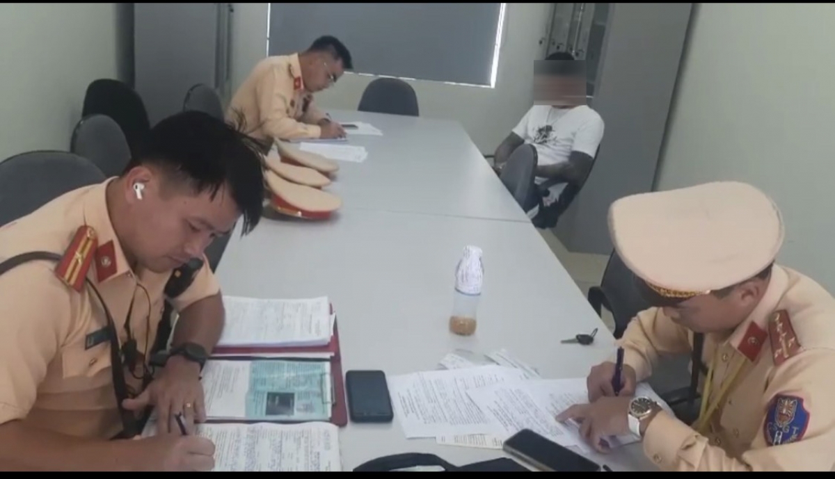 phat 46 trieu dong tai xe su dung thuoc lac khong co bang lai xe hinh anh 1