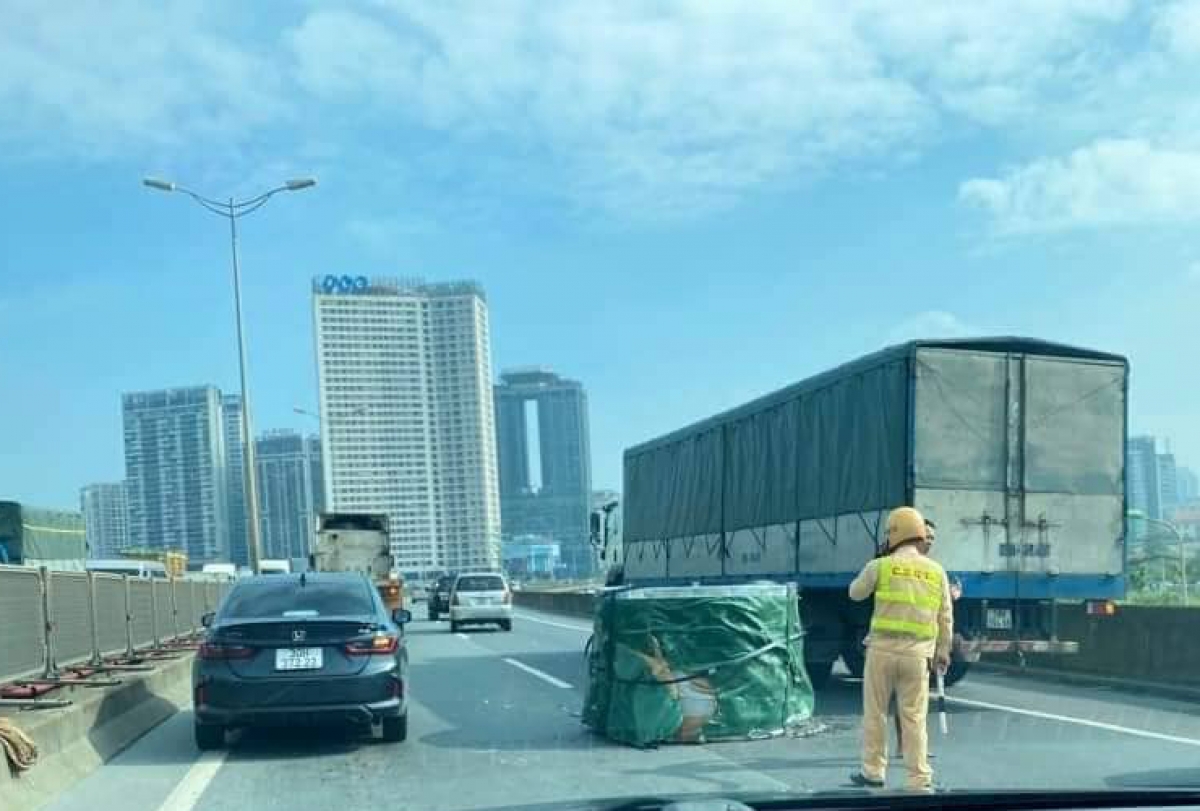 xe container chở thép cuộn bị đứt dây, cày lõm đường vành đai 3 trên cao hình ảnh 1 xe container cho thep cuon bi dut day, cay lom duong vanh dai 3 tren cao hinh anh 1