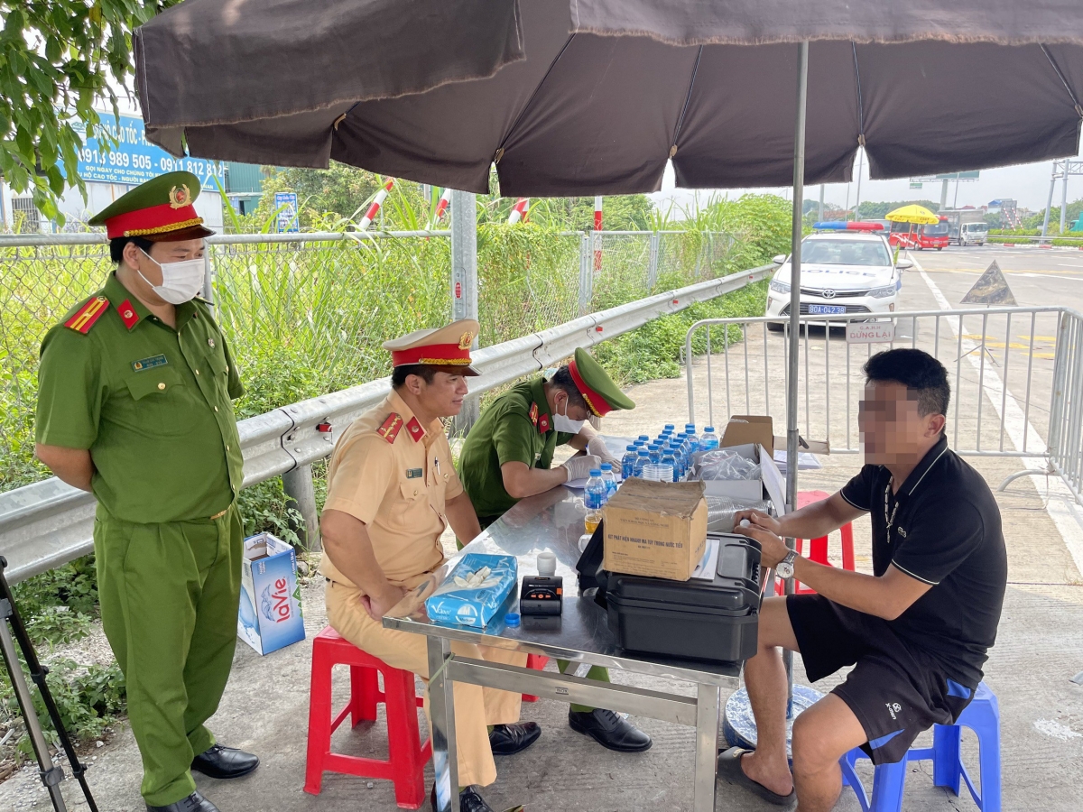 tai xe xe dau keo duong tinh voi ma tuy tren cao toc phap van - ninh binh hinh anh 1