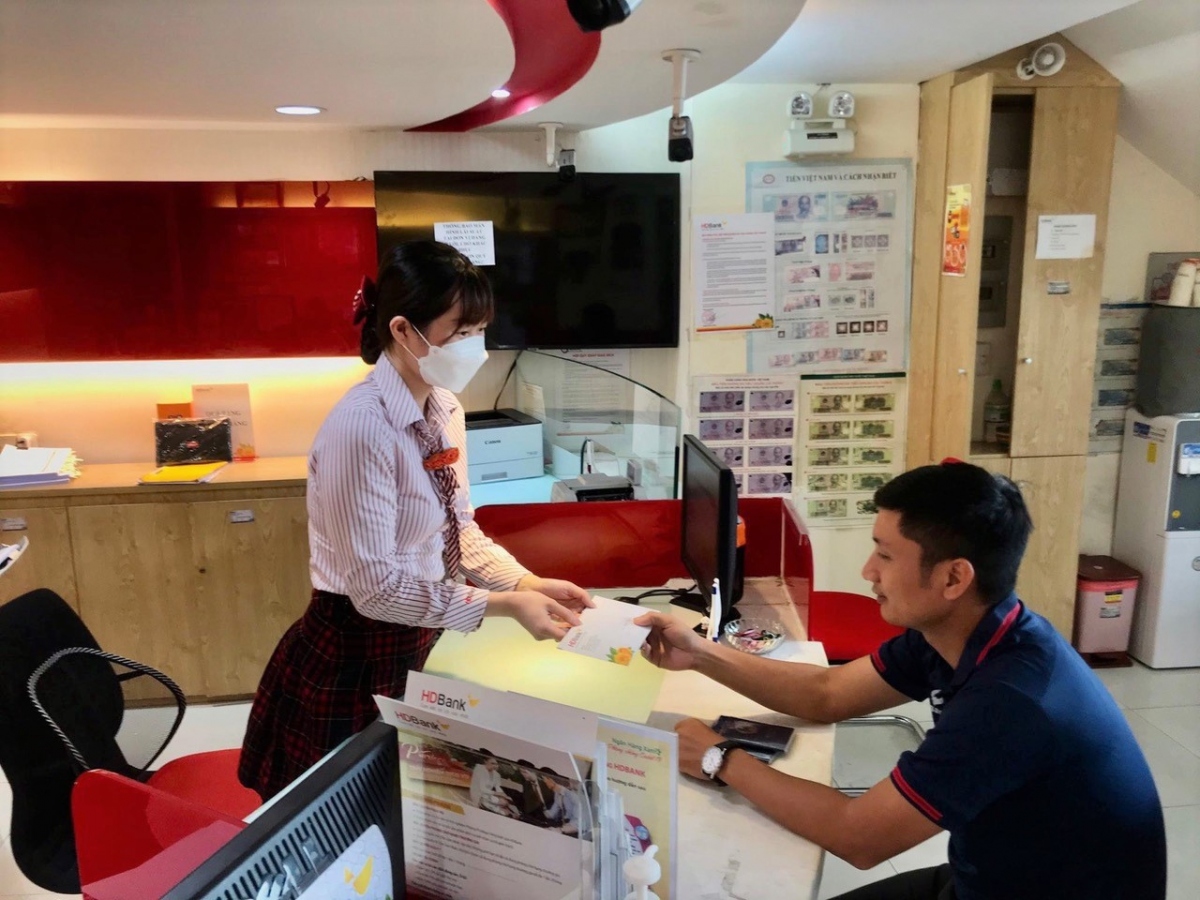 mua ngoai te online, nhan ngoai te mat tai ngan hang hinh anh 2