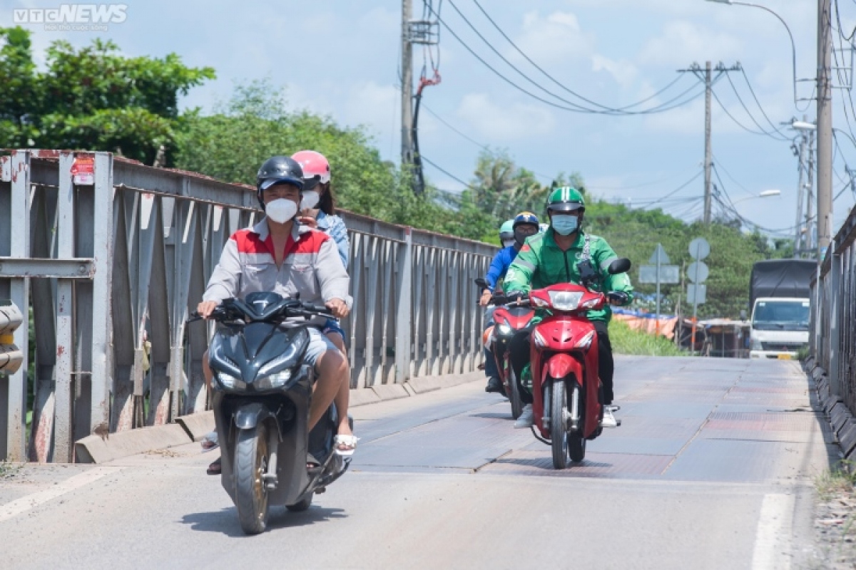tp.hcm cau tang long dap chieu , cau sat tam op ep khien dan am anh hinh anh 9