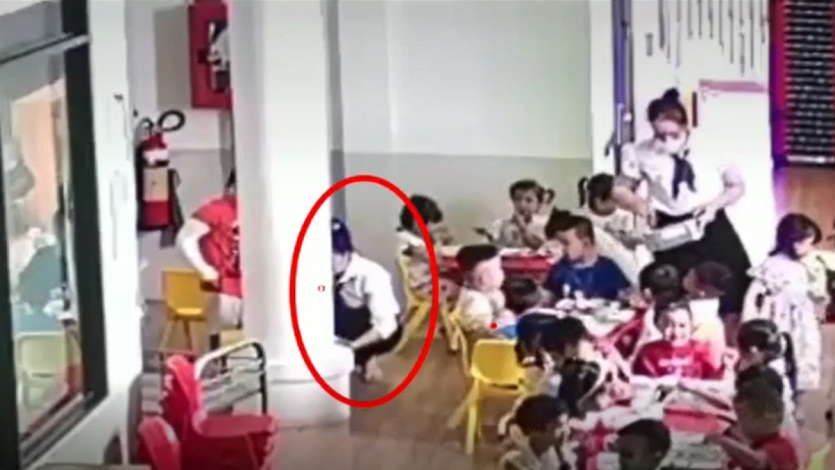 cho thôi việc bảo mẫu bốc thức ăn đổ dưới nền cho trẻ ăn hình ảnh 1 cho thoi viec bao mau boc thuc an do duoi nen cho tre an hinh anh 1