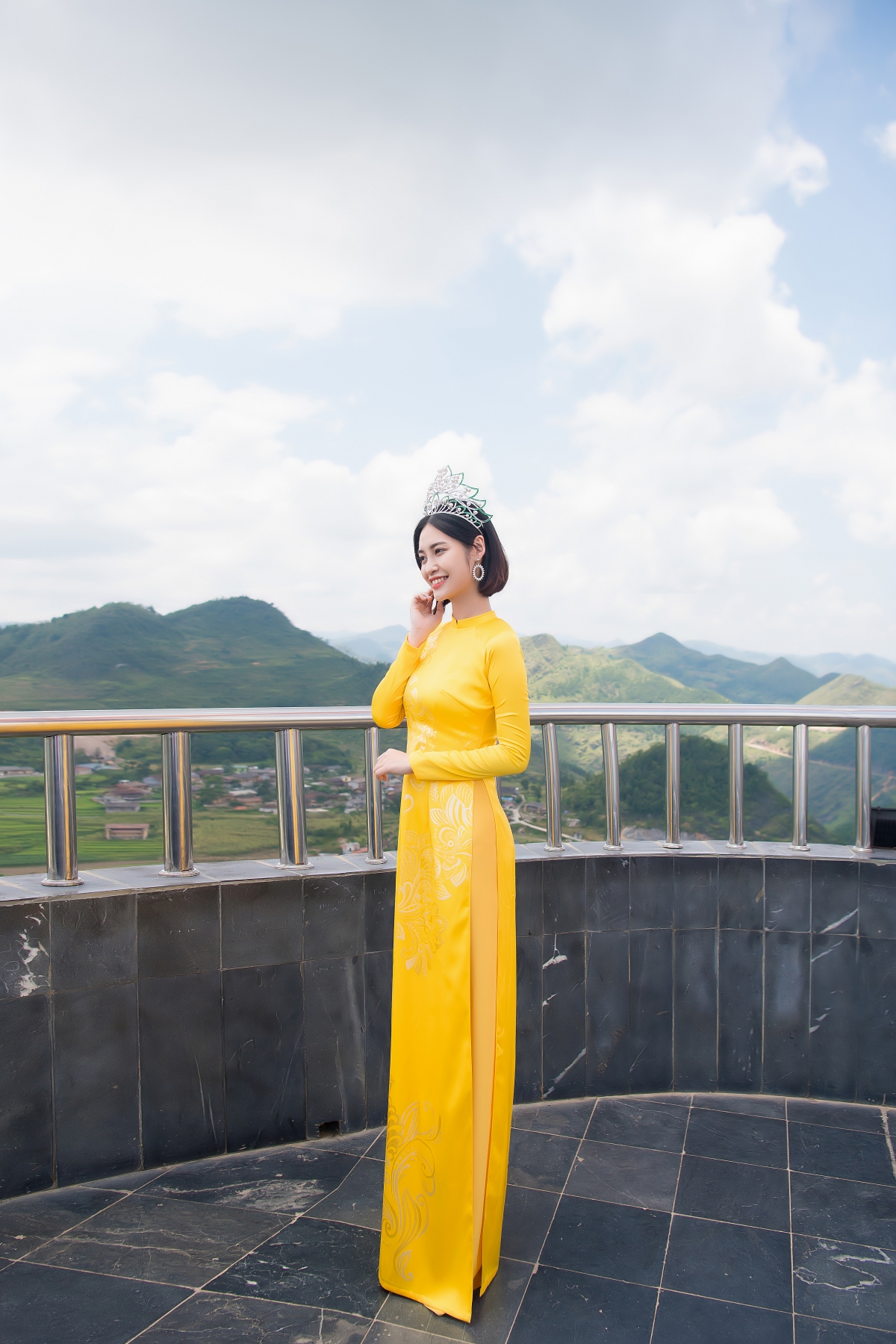 hoa hau nong thuy hang xinh dep khi lam thien nguyen o ha giang hinh anh 2