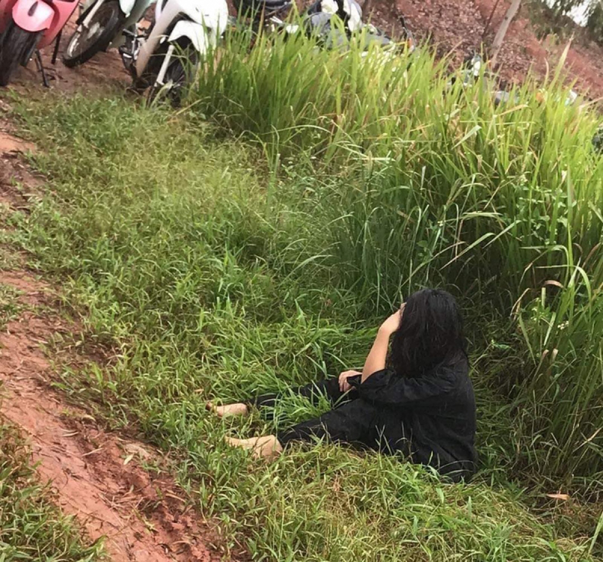 xo xat hoc duong, nu sinh bi ban dam da lien tuc vao dau, bung hinh anh 2