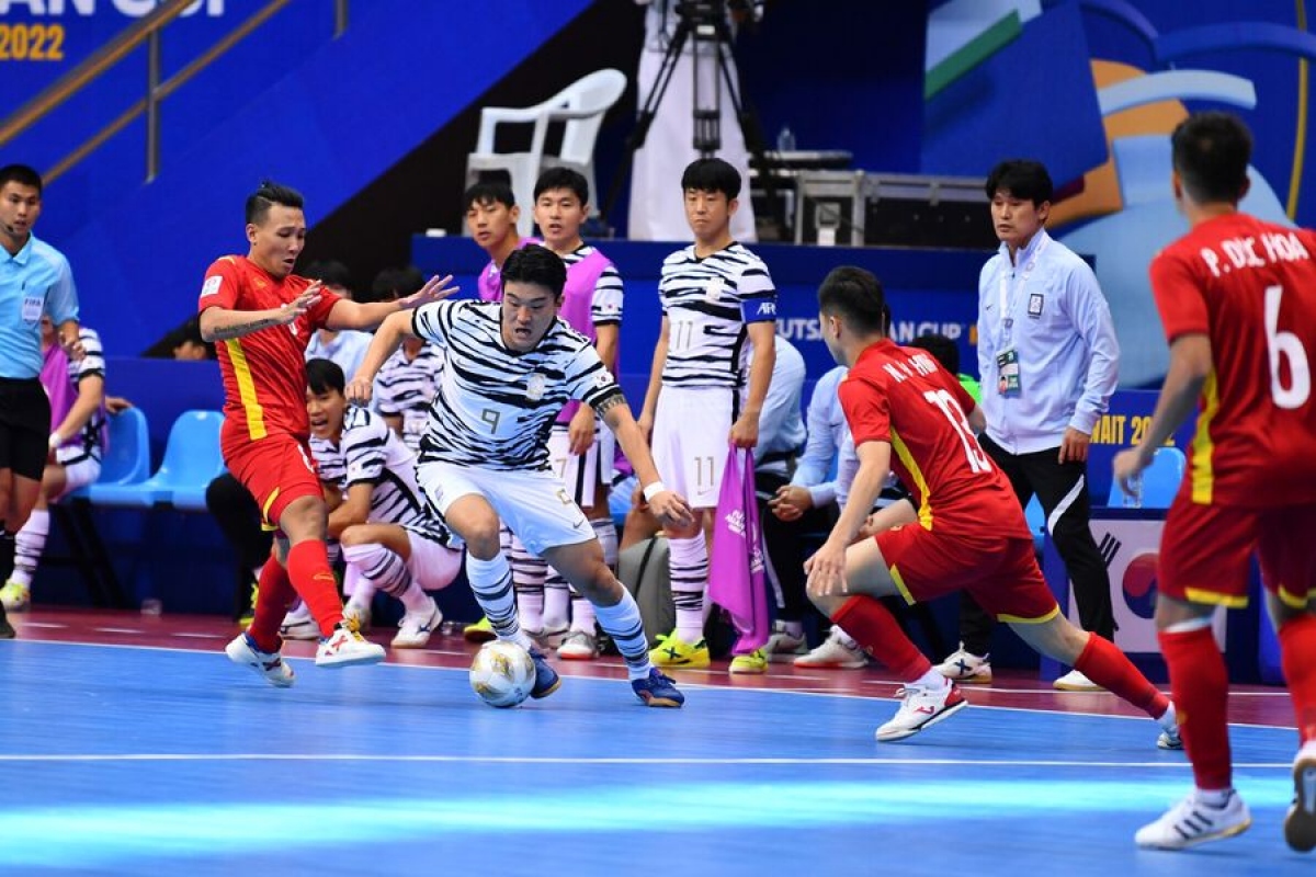truc tiep Dt futsal viet nam 0-0 Dt futsal saudi arabia Doi cong ruc lua hinh anh 2