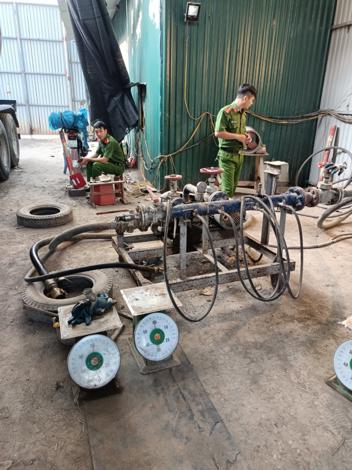 bat giu nhom doi tuong sang chiet gas trai phep hinh anh 2