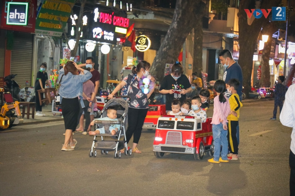 pho di bo ho guom hang rong xam chiem , giao thong lon xon hinh anh 7