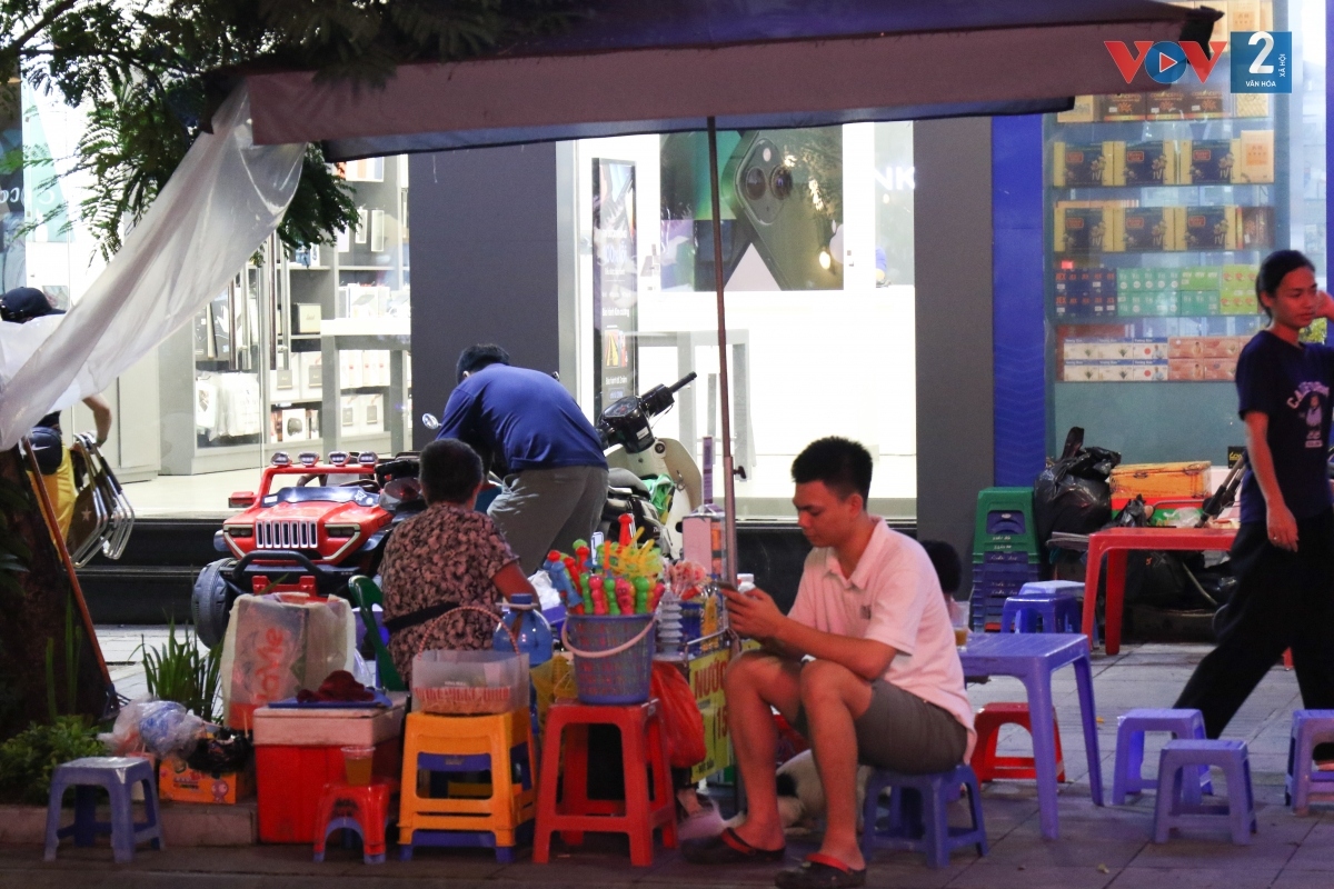 pho di bo ho guom hang rong xam chiem , giao thong lon xon hinh anh 6