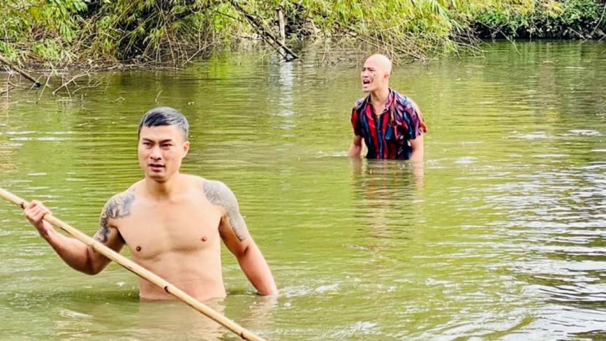 loat vai dien an tuong va da sac cua duy hung hinh anh 4