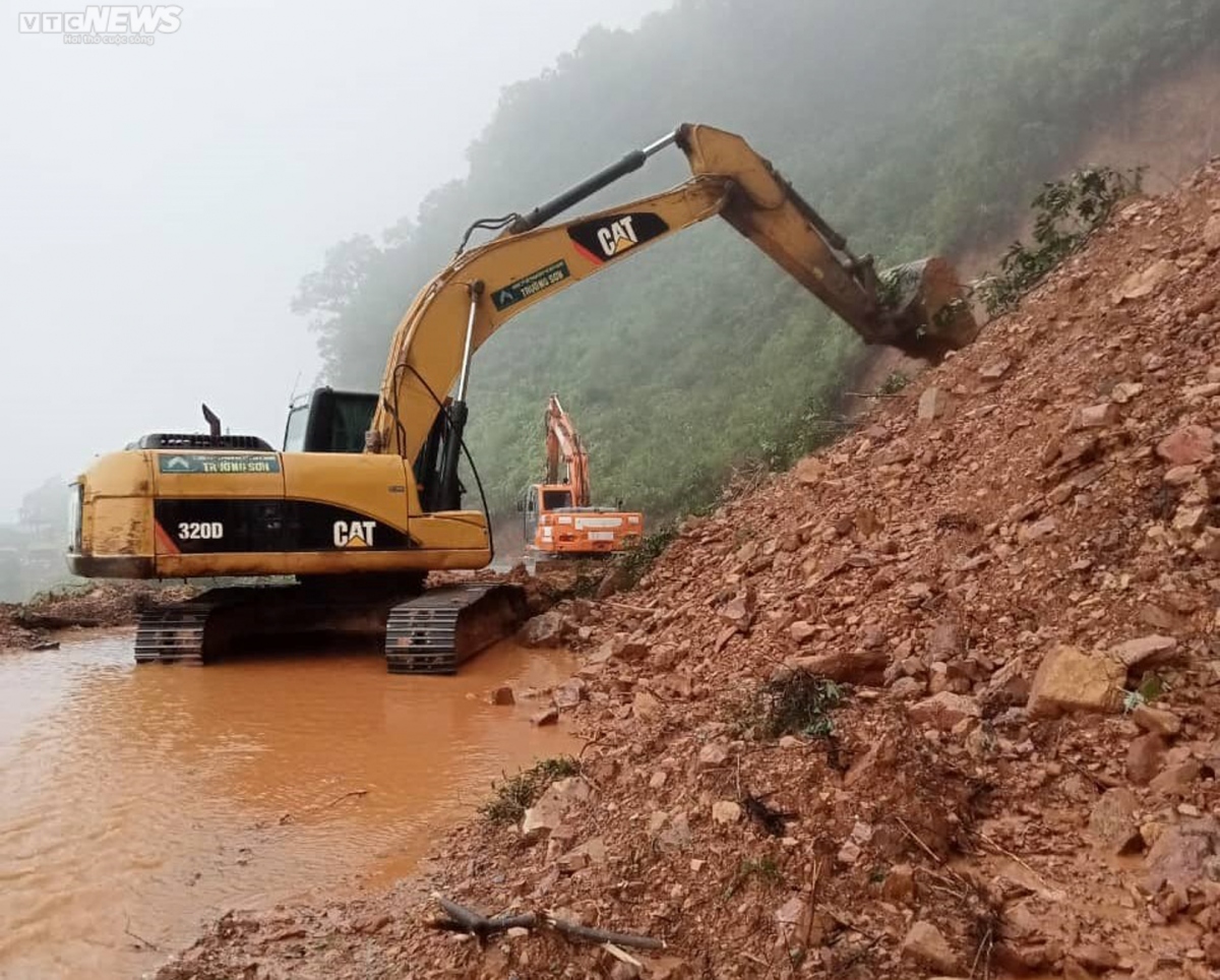 gan 20 van ho dan xu nghe chim trong bien lu, hang nghin nguoi dang bi co lap hinh anh 10