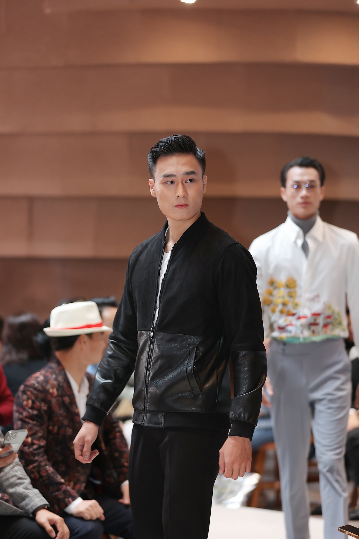 sieu mau ha vy, andrea aybar dien thiet ke menswear, sai buoc tren san dien hinh anh 2