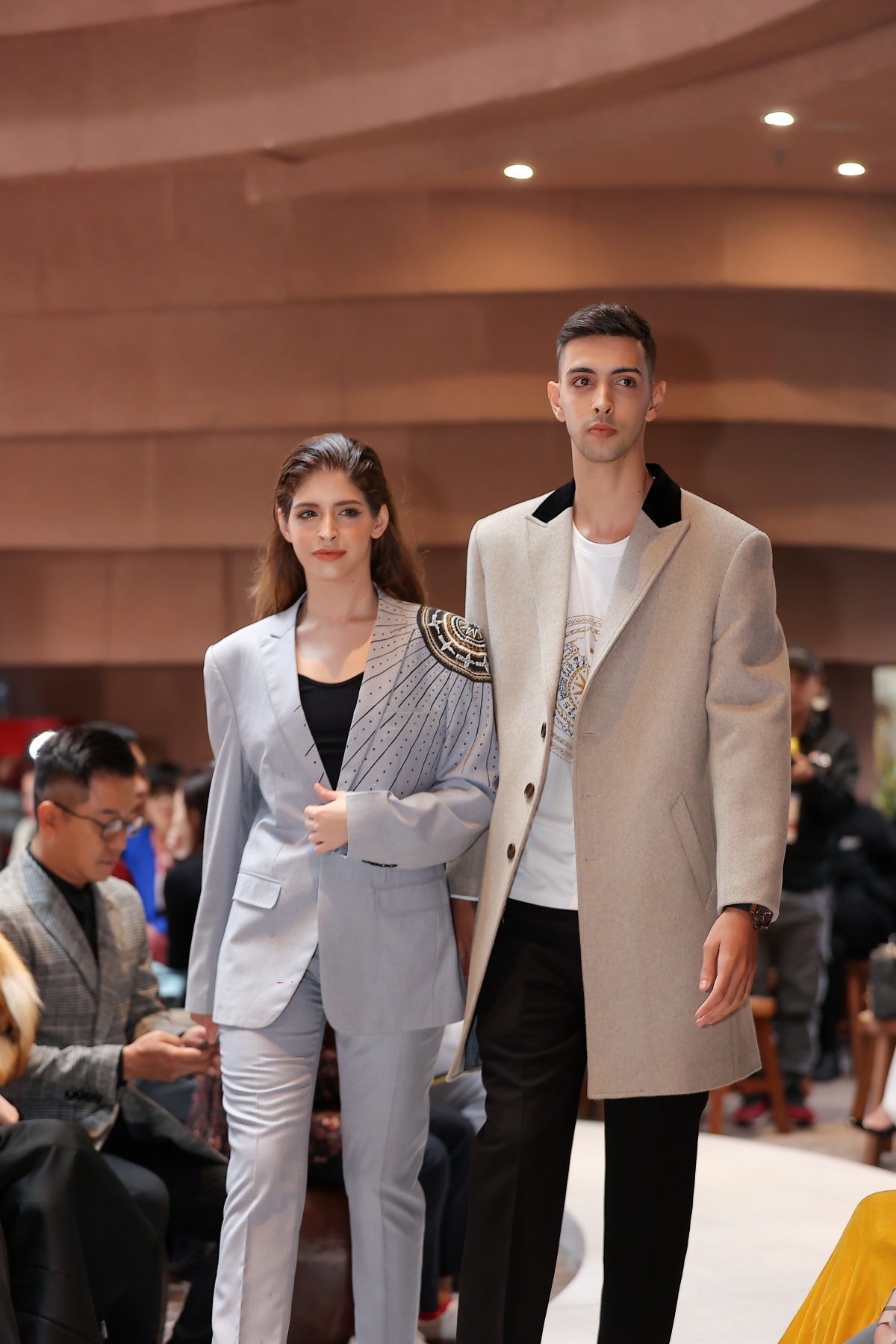 sieu mau ha vy, andrea aybar dien thiet ke menswear, sai buoc tren san dien hinh anh 4
