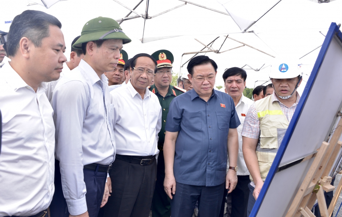 chu tich quoc hoi vuong Dinh hue giam sat duong cao toc ben luc - long thanh hinh anh 2