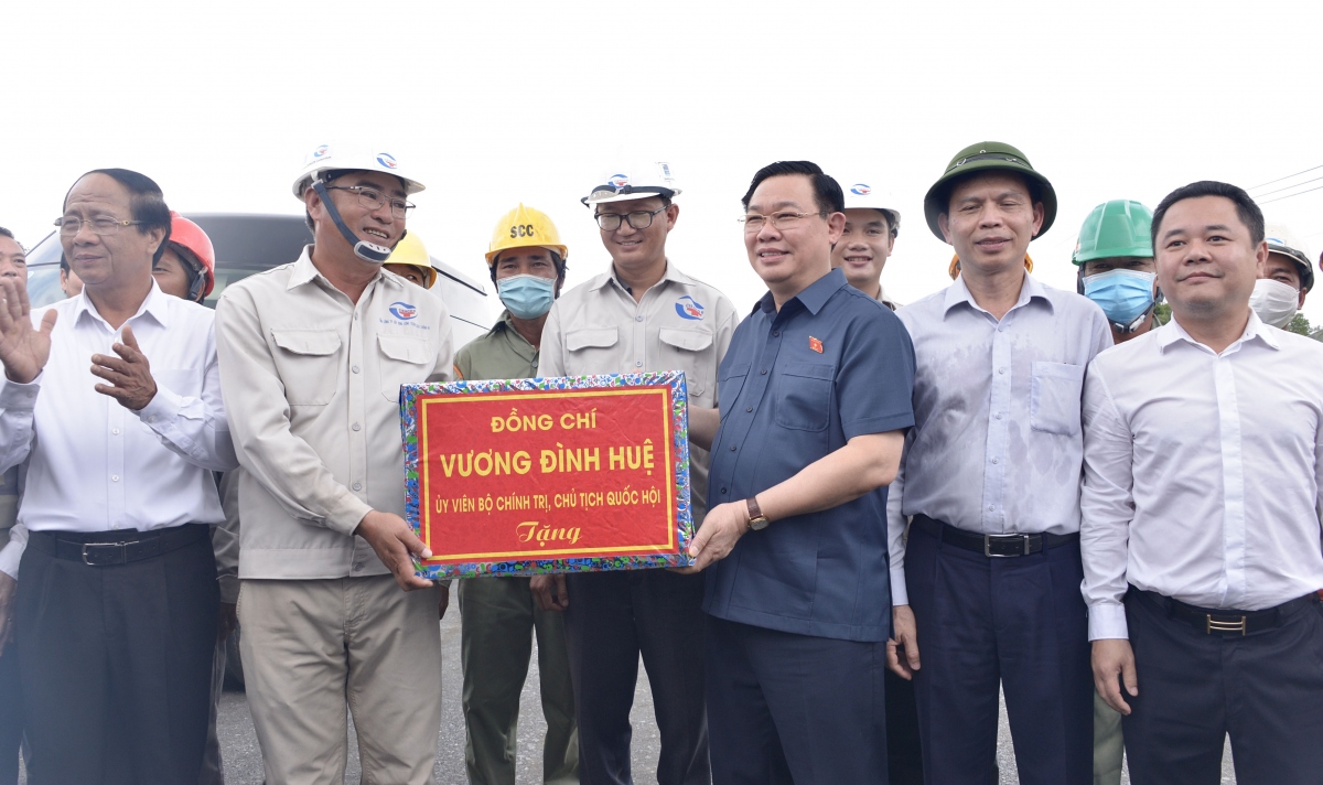 chu tich quoc hoi vuong Dinh hue giam sat duong cao toc ben luc - long thanh hinh anh 3