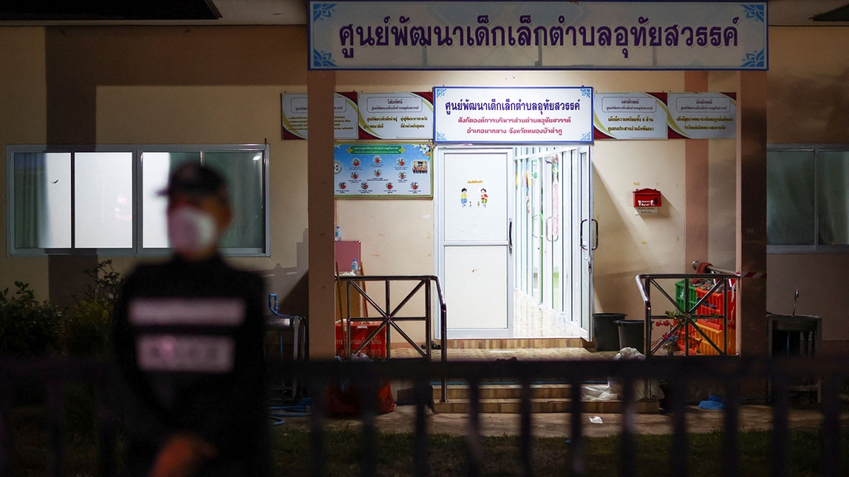 vua và hoàng hậu thái lan tới thăm nạn nhân vụ xả súng hình ảnh 1 vua va hoang hau thai lan toi tham nan nhan vu xa sung hinh anh 1