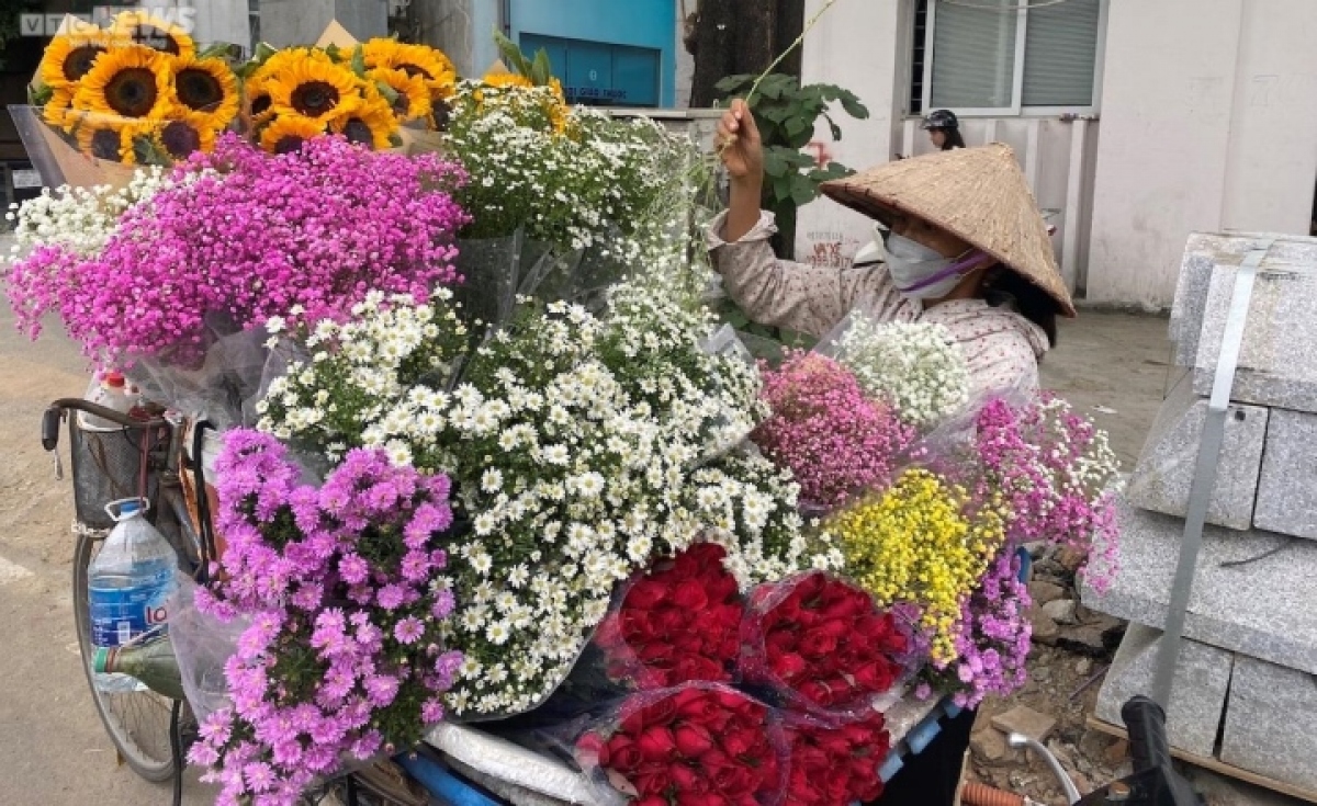 rong ruoi khap ha noi, ganh hang hoa ban duoc chuc trieu dong moi ngay dip 20 10 hinh anh 4