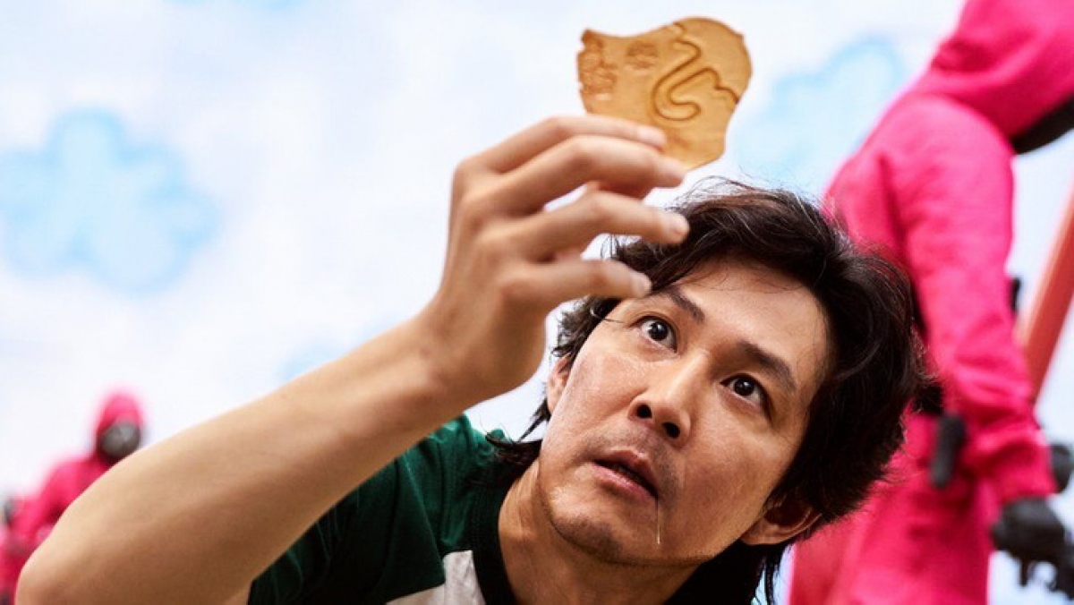 nam dien vien squid game - lee jung jae tung bi bao luc vi khong tra duoc tien hoc phi hinh anh 2