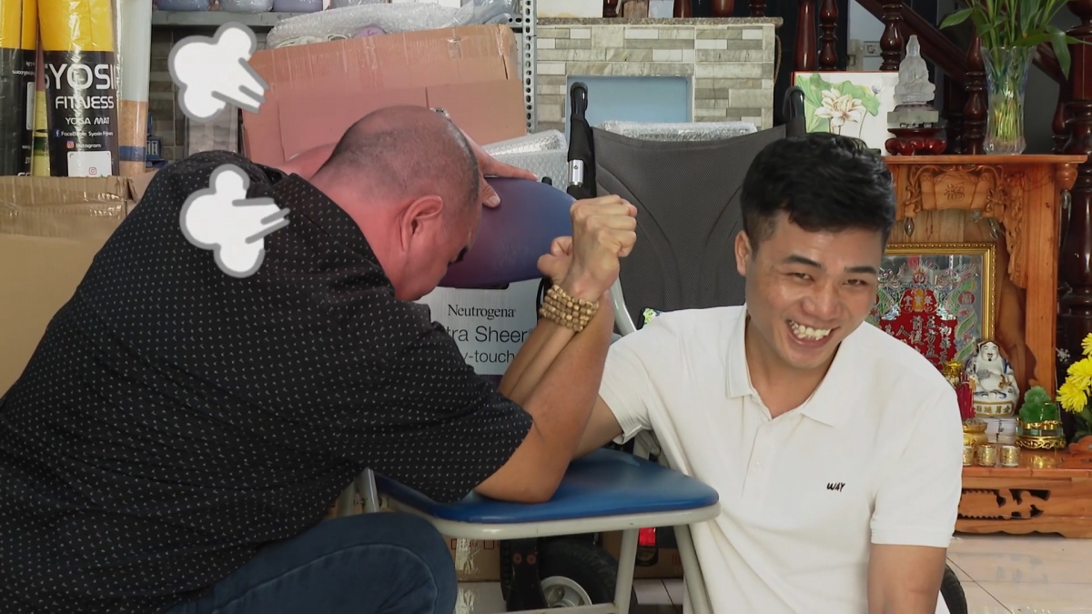 ngoc lan xuc dong truoc nghi luc phi thuong cua nick vujicic viet nam hinh anh 2