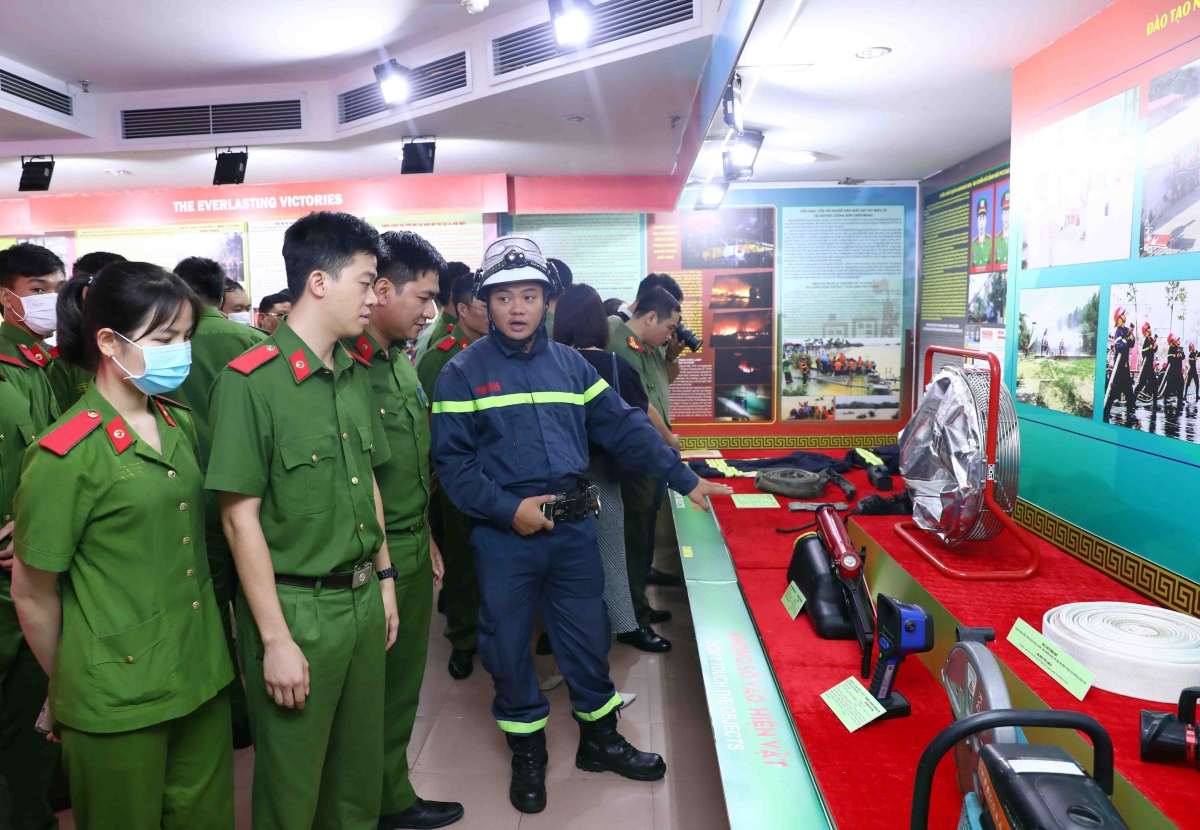 khai mac trung bay chuyen de ve canh sat pccc tren tuyen dau chong giac lua hinh anh 3