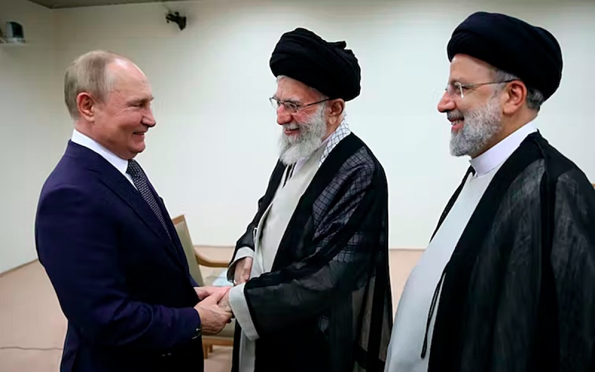 Tổng thống Nga Putin (trái) và Lãnh tụ tối cao Iran Khamenei (giữa). Ảnh: Văn phòng lãnh tụ tối cao Iran.