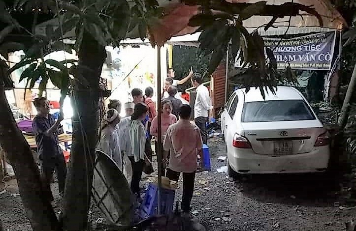 xe ôtô mất lái lao vào đám tang, nhiều người bị thương hình ảnh 1 xe oto mat lai lao vao dam tang, nhieu nguoi bi thuong hinh anh 1