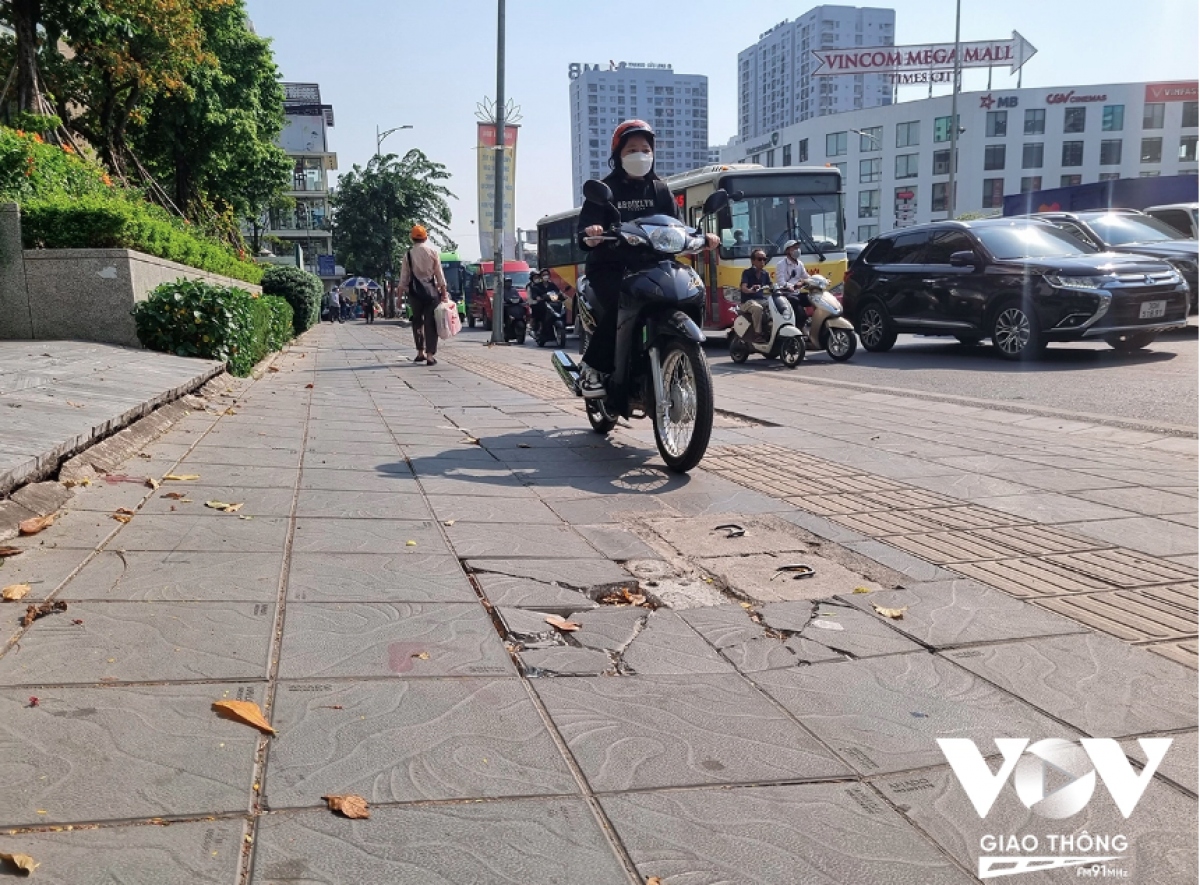 nhung via he nat tuom duoi banh o to, xe may hinh anh 2