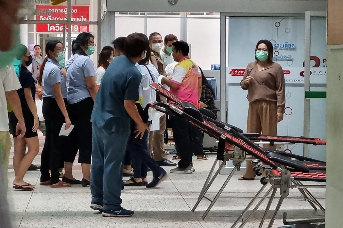 thái lan treo cờ rủ để tưởng niệm các nạn nhân vụ xả súng hình ảnh 1 thai lan treo co ru de tuong niem cac nan nhan vu xa sung hinh anh 1