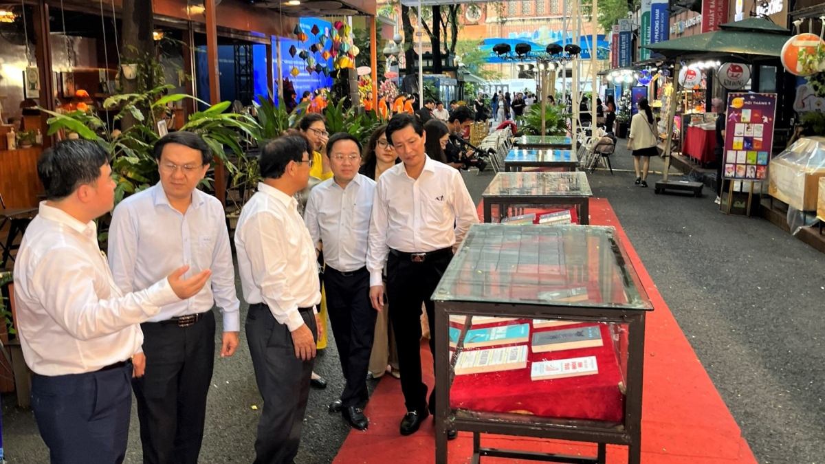 tp.hcm khai mạc tuần lễ sách và chuyển đổi số hình ảnh 1 tp.hcm khai mac tuan le sach va chuyen doi so hinh anh 1