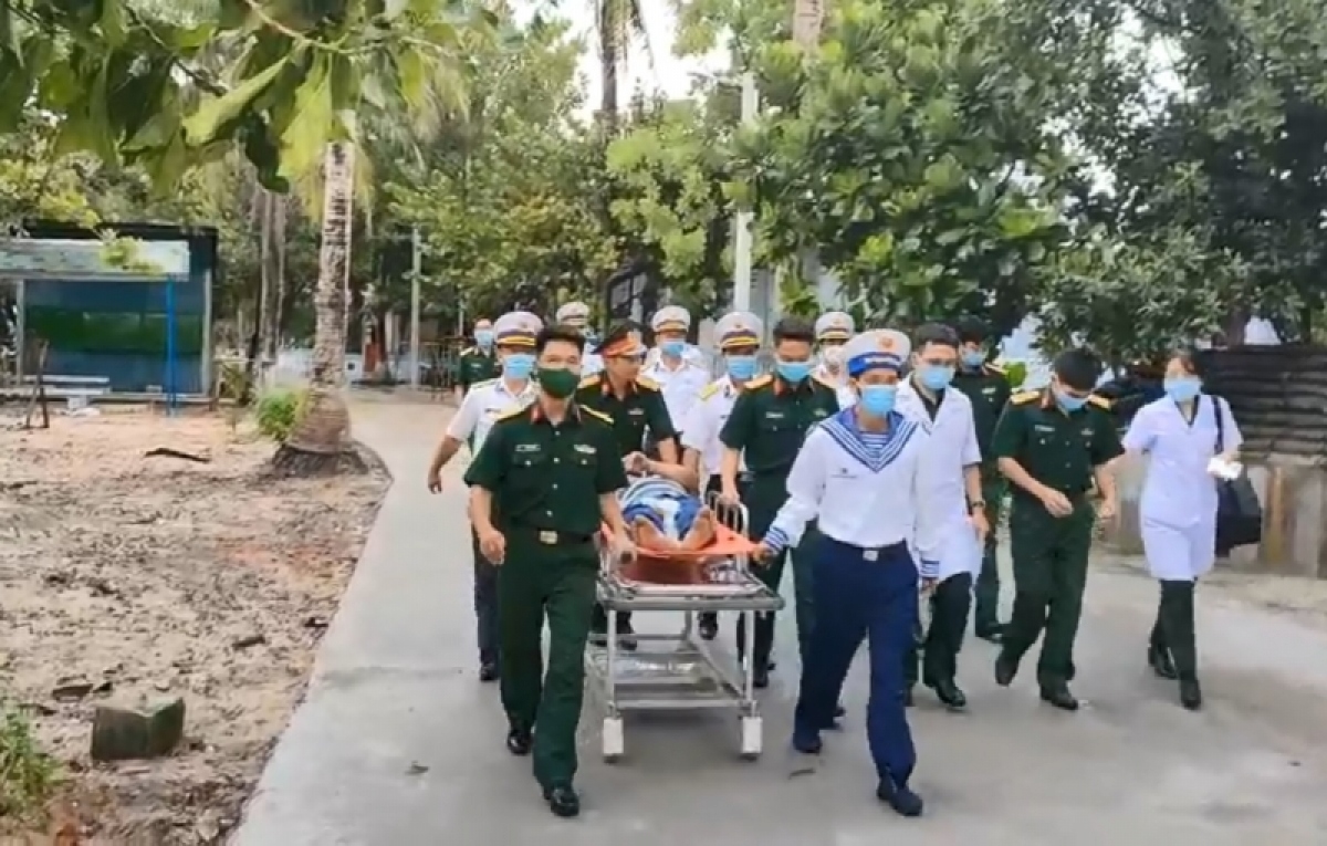 truc thang ec 225 dua ngu dan tu Dao nam yet ve dat lien chua tri hinh anh 2