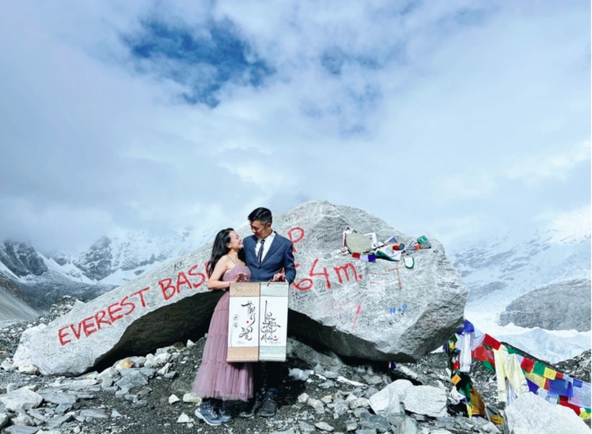 chuyện tình lãng mạn của cặp đôi việt cầu hôn trên đỉnh everest hình ảnh 1 chuyen tinh lang man cua cap doi viet cau hon tren dinh everest hinh anh 1