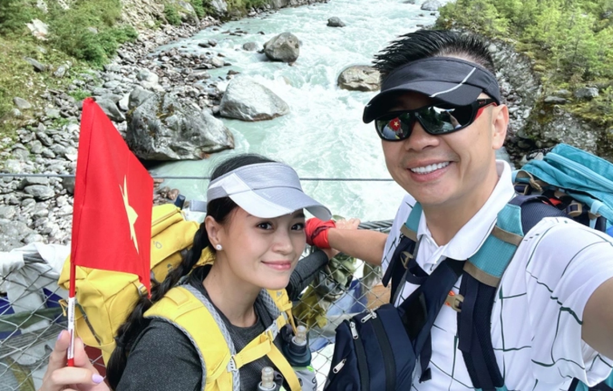 chuyen tinh lang man cua cap doi viet cau hon tren dinh everest hinh anh 4